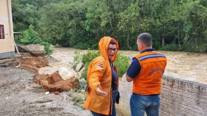 Defesa Civil SJ interdita prédio Agentes da Defesa Civil inspecionam prédio em São José após o desabamento de um muro causado pela forte chuva.