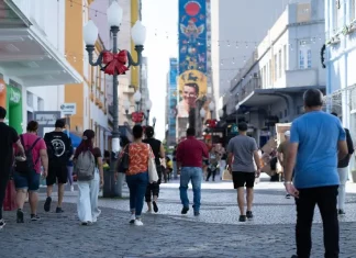 Santa Catarina tem a melhor distribuição de renda do país, aponta IBGE Pessoas caminham pelo centro de Florianópolis em dia ensolarado, ilustrando a movimentação urbana e o cotidiano da população no contexto da matéria sobre distribuição de renda em Santa Catarina.
