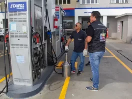 Procon de São José, ANP e Inmetro inspecionam postos de combustíveis na cidade Fiscais do Procon realizam teste de qualidade em bomba de combustível com equipamento de medição ao lado da área de etanol comum durante operação de inspeção em postos de combustíveis da cidade.