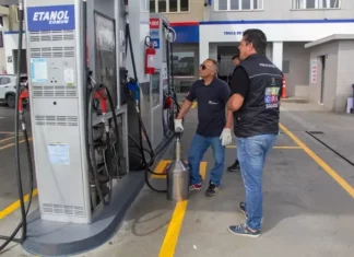 Fiscais do Procon realizam teste de qualidade em bomba de combustível com equipamento de medição ao lado da área de etanol comum durante operação de inspeção em postos de combustíveis da cidade.