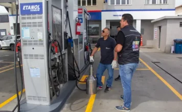 Fiscais do Procon realizam teste de qualidade em bomba de combustível com equipamento de medição ao lado da área de etanol comum durante operação de inspeção em postos de combustíveis da cidade.