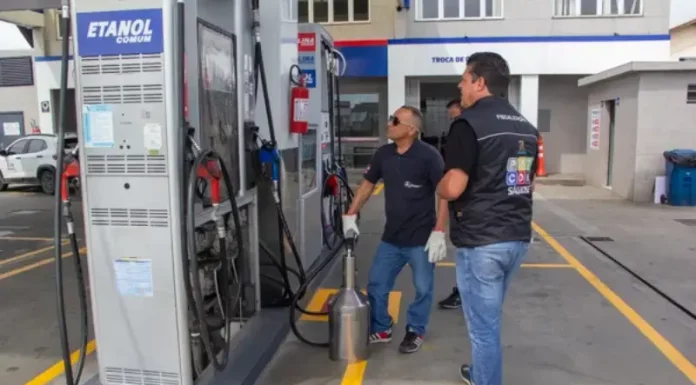 Procon de São José, ANP e Inmetro inspecionam postos de combustíveis na cidade Fiscais do Procon realizam teste de qualidade em bomba de combustível com equipamento de medição ao lado da área de etanol comum durante operação de inspeção em postos de combustíveis da cidade.