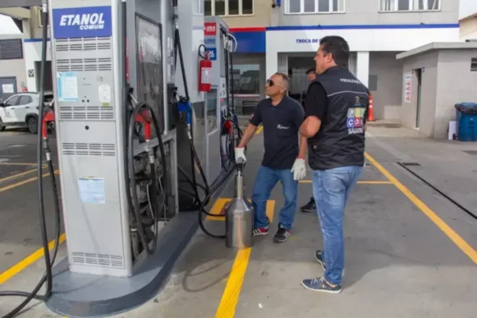 Fiscalizaçãopostos de combustíveis (1) Fiscais do Procon realizam teste de qualidade em bomba de combustível com equipamento de medição ao lado da área de etanol comum durante operação de inspeção em postos de combustíveis da cidade.