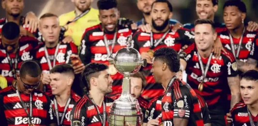Flamengo tetracampeão da Libertadores e o panorama do futebol catarinense Jogadores do Flamengo erguem a taça comemorando o tetra da Libertadores, celebrando a conquista histórica do clube.