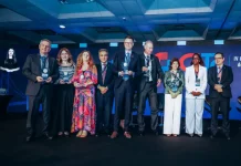 Florianópolis garante Selo Ouro de transparência em avaliação nacional 2025 Prefeito Topazio Neto no palco, ao lado de autoridades de outros estados, recebendo o Selo Ouro de Transparência Pública.