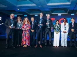 Florianópolis garante Selo Ouro de transparência em avaliação nacional 2025 Prefeito Topazio Neto no palco, ao lado de autoridades de outros estados, recebendo o Selo Ouro de Transparência Pública.