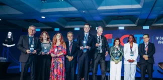 Prefeito Topazio Neto no palco, ao lado de autoridades de outros estados, recebendo o Selo Ouro de Transparência Pública.