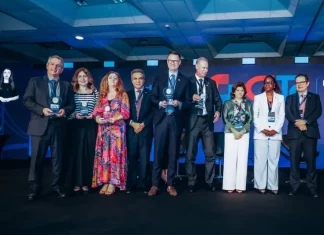 Florianópolis garante Selo Ouro de transparência em avaliação nacional 2025 Prefeito Topazio Neto no palco, ao lado de autoridades de outros estados, recebendo o Selo Ouro de Transparência Pública.