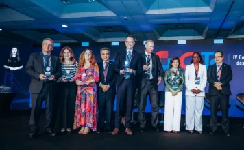 Florianópolis garante Selo Ouro de transparência em avaliação nacional 2025 Prefeito Topazio Neto no palco, ao lado de autoridades de outros estados, recebendo o Selo Ouro de Transparência Pública.