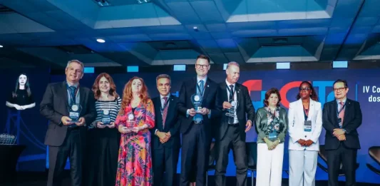 Florianópolis garante Selo Ouro de transparência em avaliação nacional 2025 Prefeito Topazio Neto no palco, ao lado de autoridades de outros estados, recebendo o Selo Ouro de Transparência Pública.