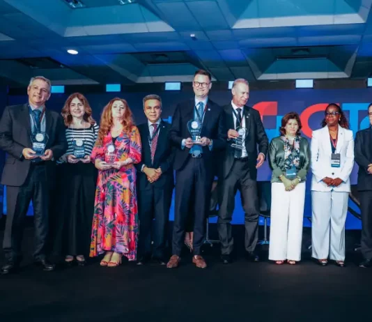 Florianópolis garante Selo Ouro de transparência em avaliação nacional 2025 Prefeito Topazio Neto no palco, ao lado de autoridades de outros estados, recebendo o Selo Ouro de Transparência Pública.