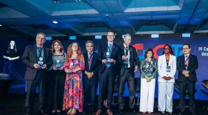 Florianópolis garante Selo Ouro de transparência em avaliação nacional 2025 Prefeito Topazio Neto no palco, ao lado de autoridades de outros estados, recebendo o Selo Ouro de Transparência Pública.