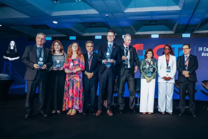 Florianópolis recebe selo ouro em transparência Prefeito Topazio Neto no palco, ao lado de autoridades de outros estados, recebendo o Selo Ouro de Transparência Pública.