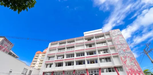 Foto mostra a fachada do prédio do Clube 12, local onde serão realizados os cursos do programa Floripa 60+ Empregos.