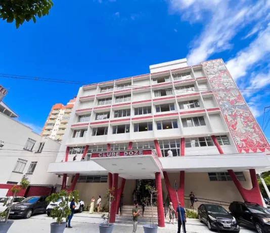 Foto mostra a fachada do prédio do Clube 12, local onde serão realizados os cursos do programa Floripa 60+ Empregos.