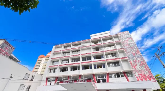 Floripa 60+ Empregos recebe investimento e amplia oportunidades de qualificação profissional para idosos Foto mostra a fachada do prédio do Clube 12, local onde serão realizados os cursos do programa Floripa 60+ Empregos.