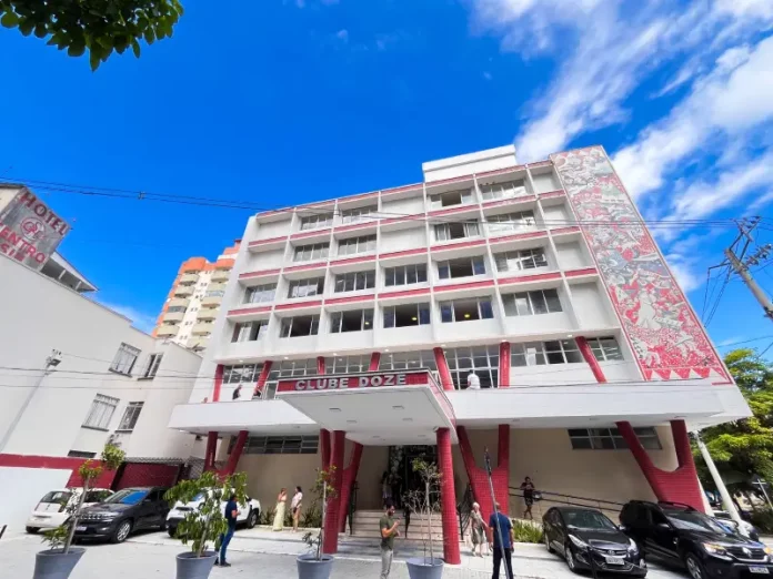 Foto mostra a fachada do prédio do Clube 12, local onde serão realizados os cursos do programa Floripa 60+ Empregos.