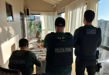 GAECO deflagra Operação Janus contra servidora suspeita de irregularidades no serviço público Imagem mostra agentes do GAECO cumprindo mandados da Operação Janus para apoiar a investigação sobre irregularidades no serviço público.