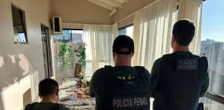 Imagem mostra agentes do GAECO cumprindo mandados da Operação Janus para apoiar a investigação sobre irregularidades no serviço público.