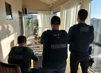 GAECO deflagra Operação Janus contra servidora suspeita de irregularidades no serviço público Imagem mostra agentes do GAECO cumprindo mandados da Operação Janus para apoiar a investigação sobre irregularidades no serviço público.