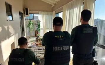 GAECO deflagra Operação Janus contra servidora suspeita de irregularidades no serviço público Imagem mostra agentes do GAECO cumprindo mandados da Operação Janus para apoiar a investigação sobre irregularidades no serviço público.