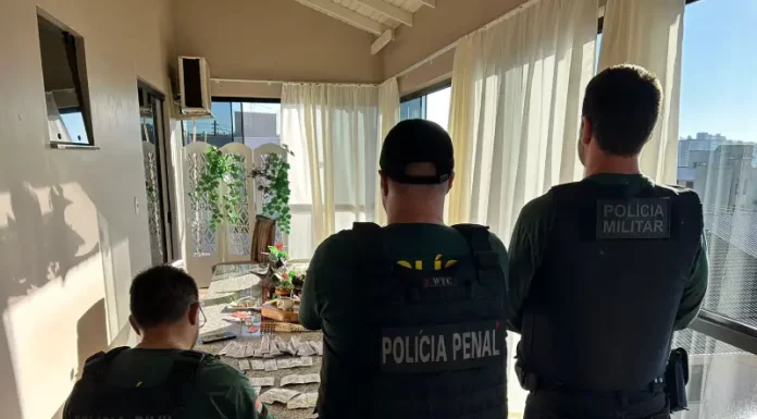 Imagem mostra agentes do GAECO cumprindo mandados da Operação Janus para apoiar a investigação sobre irregularidades no serviço público.