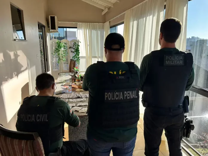 Imagem mostra agentes do GAECO cumprindo mandados da Operação Janus para apoiar a investigação sobre irregularidades no serviço público.