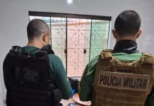 Foto mostra agentes do GAECO cumprindo mandados durante a Operação Vox Mortis em endereços ligados aos investigados.