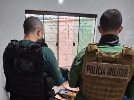 Foto mostra agentes do GAECO cumprindo mandados durante a Operação Vox Mortis em endereços ligados aos investigados.