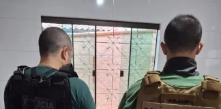 Foto mostra agentes do GAECO cumprindo mandados durante a Operação Vox Mortis em endereços ligados aos investigados.