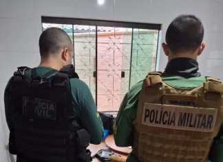 Foto mostra agentes do GAECO cumprindo mandados durante a Operação Vox Mortis em endereços ligados aos investigados.