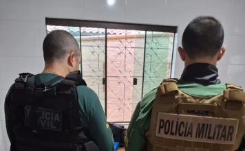 Foto mostra agentes do GAECO cumprindo mandados durante a Operação Vox Mortis em endereços ligados aos investigados.