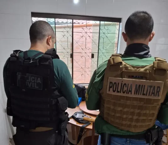 Foto mostra agentes do GAECO cumprindo mandados durante a Operação Vox Mortis em endereços ligados aos investigados.