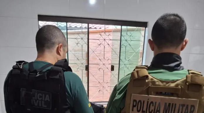 Foto mostra agentes do GAECO cumprindo mandados durante a Operação Vox Mortis em endereços ligados aos investigados.
