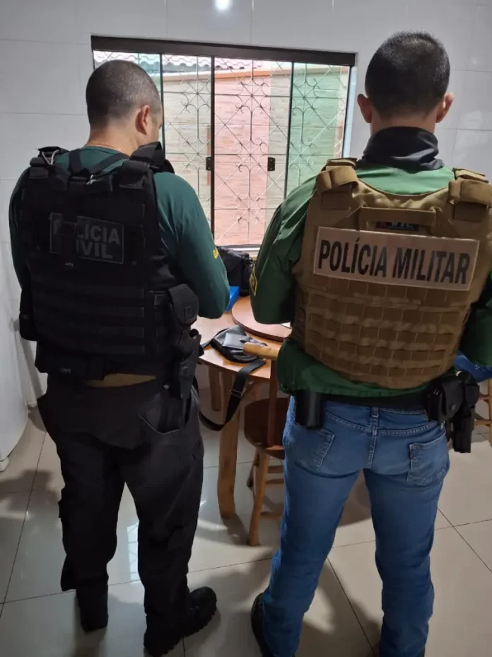 Foto mostra agentes do GAECO cumprindo mandados durante a Operação Vox Mortis em endereços ligados aos investigados.