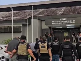 Policiais escoltam suspeitos de homicídio no bairro Campeche durante operação policial