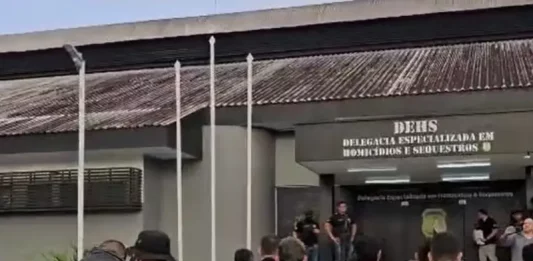 Policiais escoltam suspeitos de homicídio no bairro Campeche durante operação policial