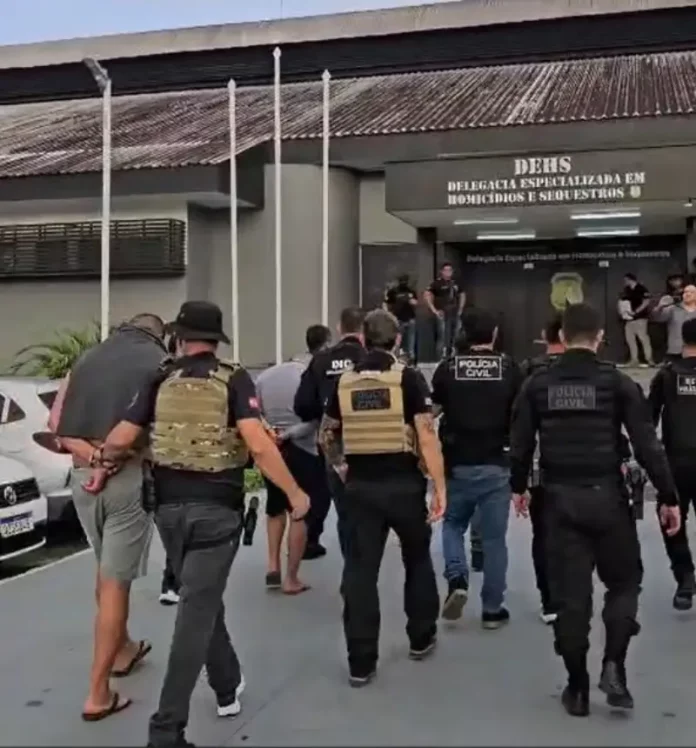 Homicídio no Campeche Policiais escoltam suspeitos de homicídio no bairro Campeche durante operação policial