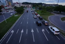 Carros circulando em área urbana, ilustrando o tráfego de veículos sujeitos ao pagamento do IPVA em Santa Catarina.