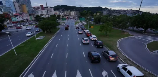Santa Catarina divulga calendário do IPVA 2026 Carros circulando em área urbana, ilustrando o tráfego de veículos sujeitos ao pagamento do IPVA em Santa Catarina.