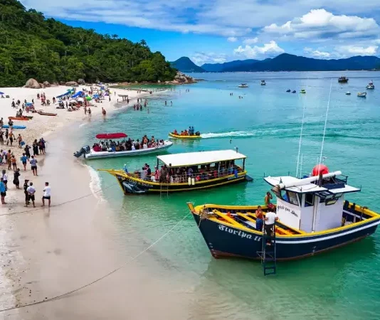 Florianópolis define regras para transporte e visitação à Ilha do Campeche A imagem mostra embarcações realizando o desembarque de visitantes na Ilha do Campeche, ilustrando o transporte turístico que atende a operação de acesso e visitação ao local.