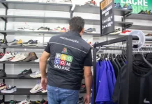 Procon interdita pela segunda vez outlet de artigos esportivos em São José Diretor do Procon acompanha fiscalização e interdição de outlet de artigos esportivos em São José.