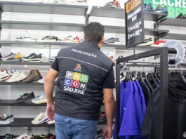 Diretor do Procon acompanha fiscalização e interdição de outlet de artigos esportivos em São José.