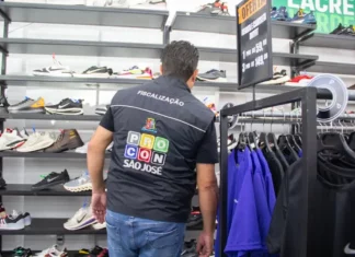 Procon interdita pela segunda vez outlet de artigos esportivos em São José Diretor do Procon acompanha fiscalização e interdição de outlet de artigos esportivos em São José.