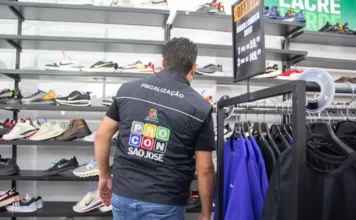 Procon interdita pela segunda vez outlet de artigos esportivos em São José Diretor do Procon acompanha fiscalização e interdição de outlet de artigos esportivos em São José.