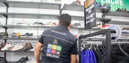 Procon interdita pela segunda vez outlet de artigos esportivos em São José Diretor do Procon acompanha fiscalização e interdição de outlet de artigos esportivos em São José.