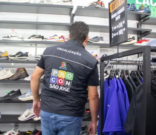 Procon interdita pela segunda vez outlet de artigos esportivos em São José Diretor do Procon acompanha fiscalização e interdição de outlet de artigos esportivos em São José.