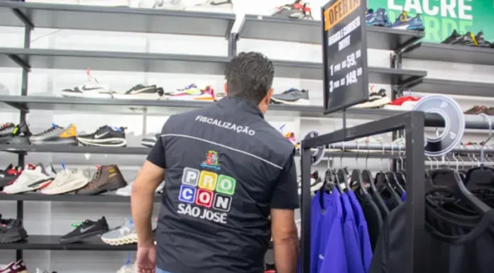 Diretor do Procon acompanha fiscalização e interdição de outlet de artigos esportivos em São José.