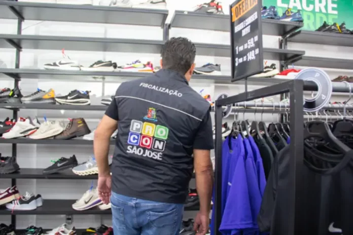 Interdicao-de-loja-50 (1) Diretor do Procon acompanha fiscalização e interdição de outlet de artigos esportivos em São José.