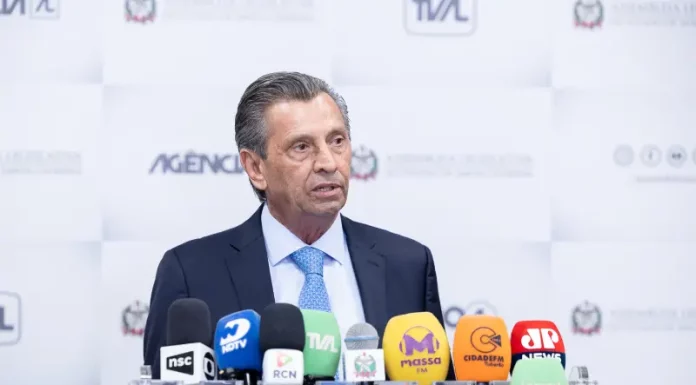 Presidente da Alesc, Júlio Garcia, fala à imprensa durante coletiva para apresentar balanço das atividades do Parlamento catarinense.